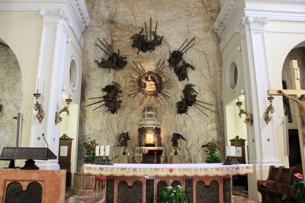 Внутри святилища Мадонна делла Корона