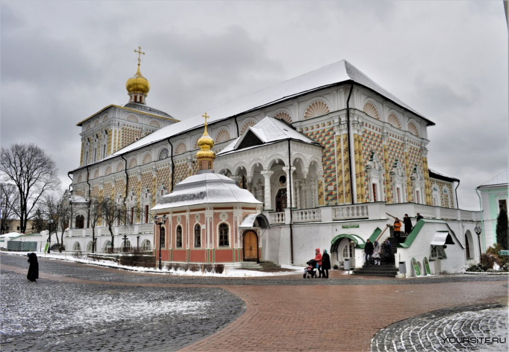 Это церковь преподобного Сергия в Троице-Сергиевой Лавре. Она как раз выглядит как базилика с куполом. Но на самом деле церковь тут все тот же центрированный четверик с куполом, к которой пристроена трапезная палата. Именно монастырская трапезная и создает ощущение базилики. Наос и вима