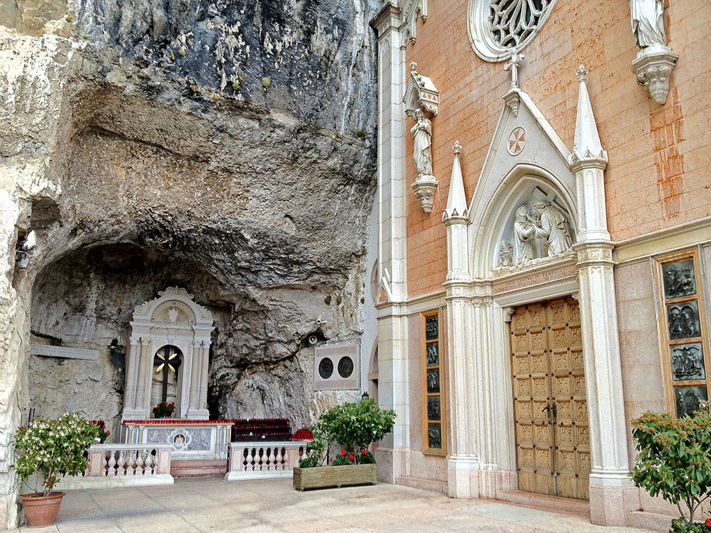 У входа в святилище