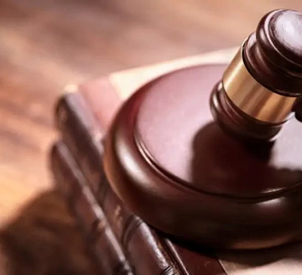 СРОЧНО: Федеральный судья временно блокирует запрет Трампа на трансгендерные операции для несовершеннолетних