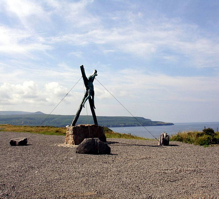 Памятник апостолу Андрею Первозванному в Курильске, на острове Итуруп