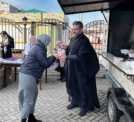 Казанская епархия организовала в Донецке регулярную раздачу горячих обедов нуждающимся