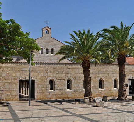 Tabgha: ein Ort, an dem sich Brote und Fische vermehren. Kirche auf sieben Quellen