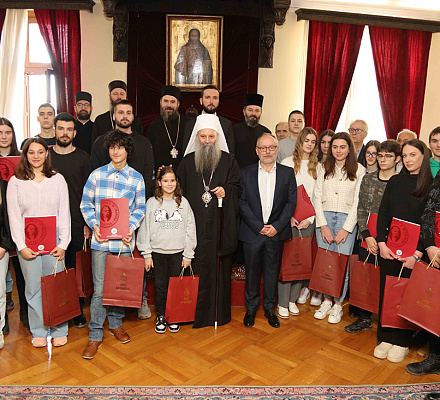 Патриарх Порфирий вручает стипендии талантливым студентам и молодым людям