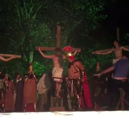 Der Brasilianer versuchte, den Schauspieler zu retten, der während des Stücks Christus spielte