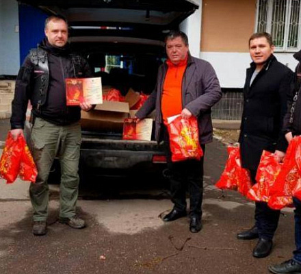 Freiwillige und Biker der Fighting Brotherhood lieferten älteren Gläubigen Osterkuchen
