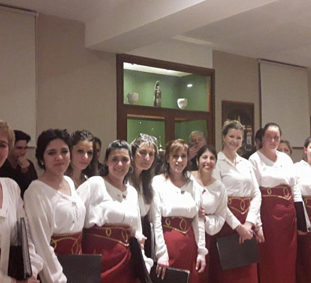 Der argentinische Kammerchor wird unter den Gewölben der Kirchen in St. Petersburg und Peterhof singen