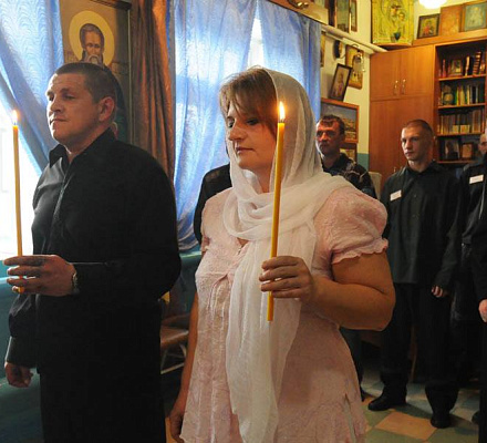 Der Verurteilte heiratete seinen Auserwählten in der Kirche auf dem Territorium der Kolonie