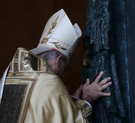 Святые двери Латеранского дворца открываются в продолжение юбилейного путешествия Рима