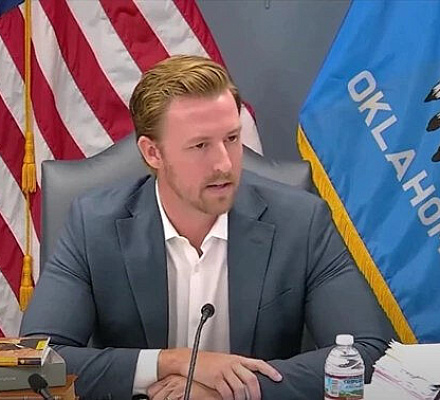 Оклахома: Департамент образования подает в суд на атеистов, пытающихся запретить молиться в школах