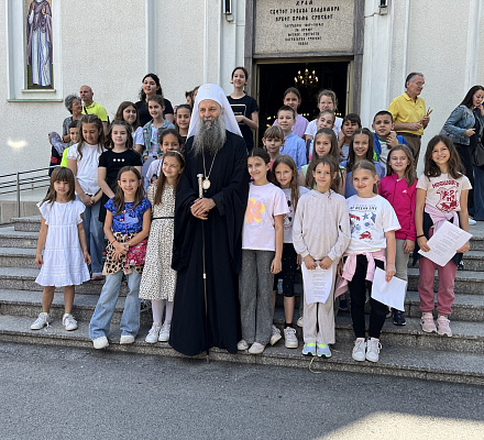 Патриарх Порфирий совершил Святую литургию в храме Иоанна Владимира.