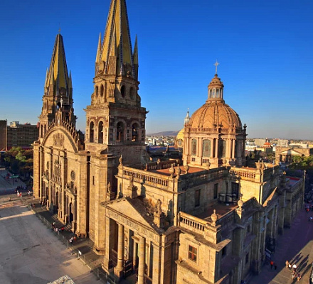 Водитель минивэна врезается в толпу на мероприятии в защиту жизни в Мексике, 16 человек ранены