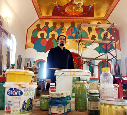 Der Tempel im mordovianischen Dorf wird im byzantinischen Stil gestrichen