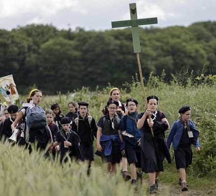 Шартрское паломничество собирает 19 000 человек, демонстрирующих веру и традиции