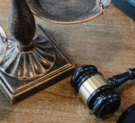 Профессор, уволенный за предупреждение о "гендерных переходах" детей, получил $1,6 млн.