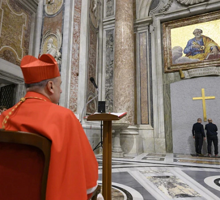 Традиционный обряд разрушения стены, защищающей Святую дверь, прошел в базилике Святого Петра