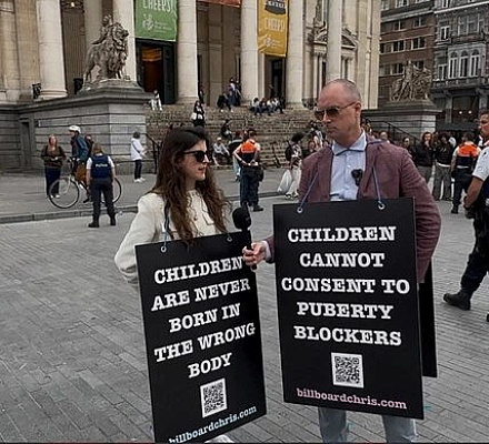 Полиция Брюсселя задержала двух иностранных активистов за плакаты с надписью: «Дети никогда не рождаются не в том теле»