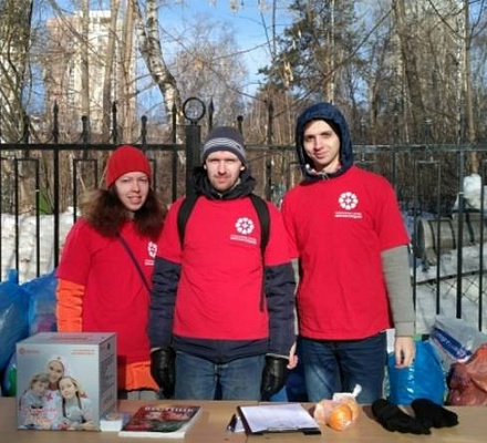 Freiwillige in Jekaterinburg helfen beim Sammeln von Kleidung für Obdachlose