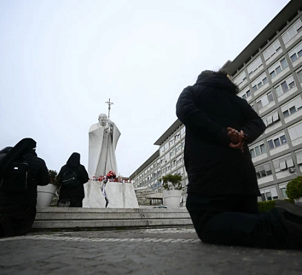 По словам Ватикана, в среду почечная недостаточность Папы Франциска на ранней стадии "утихла