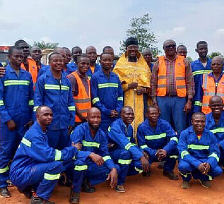 Священник в ЦАР совершил молебен на территории местной строительной компании