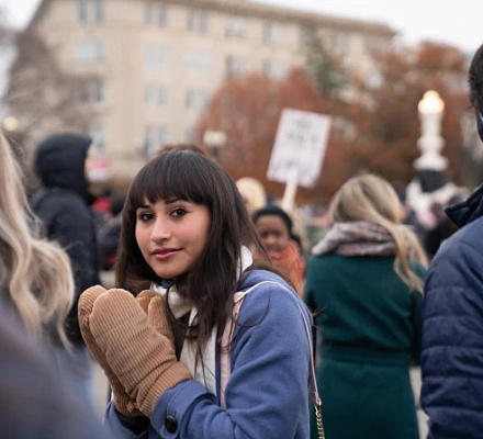 Участницы митинга Хлоя Коул и Мэтт Уолш выступают на митинге на ступенях Верховного суда
