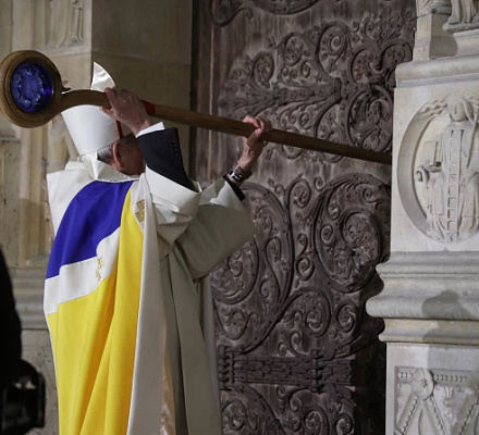 Собор Нотр-Дам "вернулся к свету" после великолепного повторного открытия