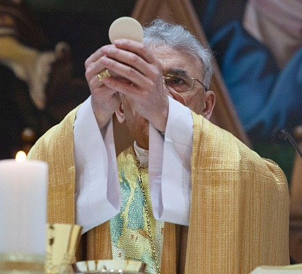 'Entschuldigung, ich feiere die Messe!' Der italienische Priester weigerte sich, den Gottesdienst zu unterbrechen und beendete ihn
