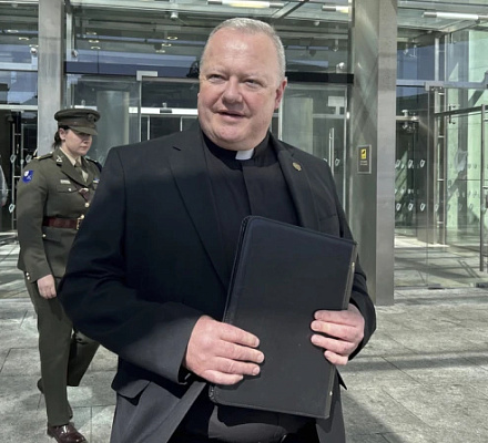 Армейский священник в дублинском суде прощает и обнимает подростка, который чуть не убил его