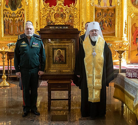 Митрополит Ставропольский Кирилл освятил нательные крестики для участников СВО и передал для главного храма Росгвардии Феодоровскую икону Божией Матери