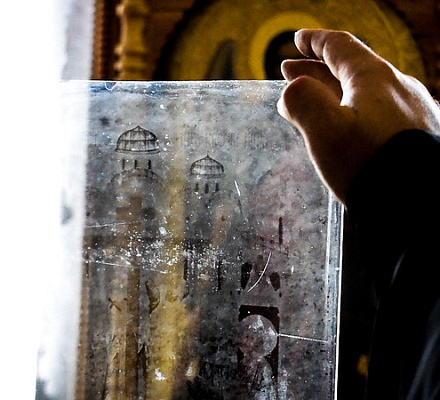 In der Stanitsa-Kirche im Stawropol-Territorium erschienen auf dem Glas nicht von Hand gefertigte Ikonen