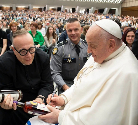 Бутылки бурбона с автографом Папы Франциска могут принести до 20 000 долларов на благотворительность