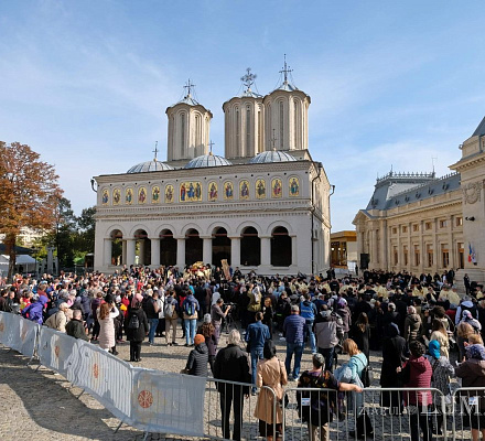 Блаженнейший Архиепископ Кипрский г-н. Георгия в Патриаршем соборе Бухареста: Мы пришли получить благословение румынских святых
