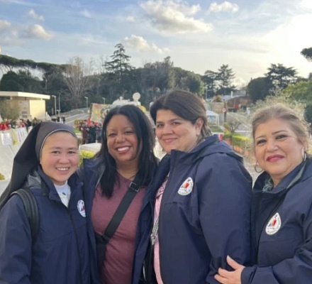 Юбилейные паломники добавляют визит в больницу Джемелли, чтобы помолиться за Папу Франциска