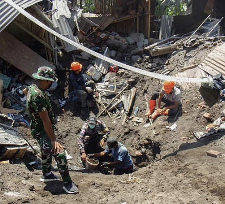 Вулкан разрушает католический монастырь в Индонезии, погибает сестра