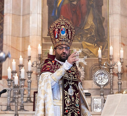 После Святой Литургии в Первопрестольном паломникам были розданы приношения и освященная вода