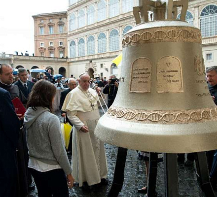Papst Franziskus weihte eine Glocke namens 'Die Stimme des Ungeborenen'
