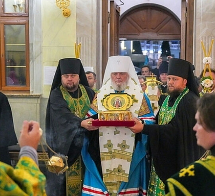 Состоялось принесение ковчега с мощами святителя Тихона в Курскую митрополию