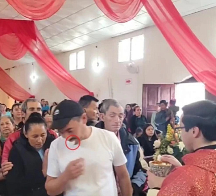 Священник предотвращает осквернение Евхаристии во время мессы в Гондурасе