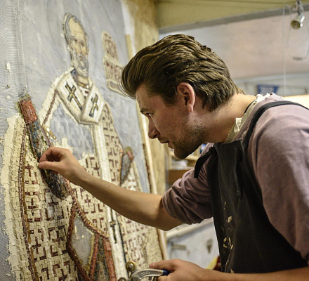 In Moskau schaffen Meister ein Mosaikbild des Heiligen Nikolaus des Wundertäters