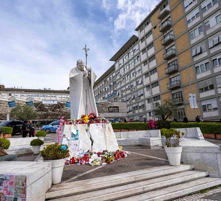 Папа Франциск воздает хвалу Богу за тех, кто озаряет мир "светом Его бесконечной любви