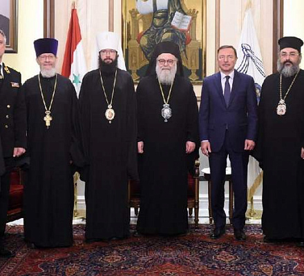Патриарх Иоанн X приветствует Председателя Отдела внешних сношений Русской Церкви