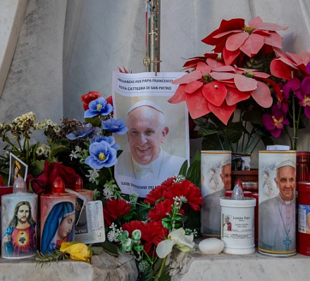 Папа Франциск "бодр и хорошо ориентируется", участвует в мессе в больнице