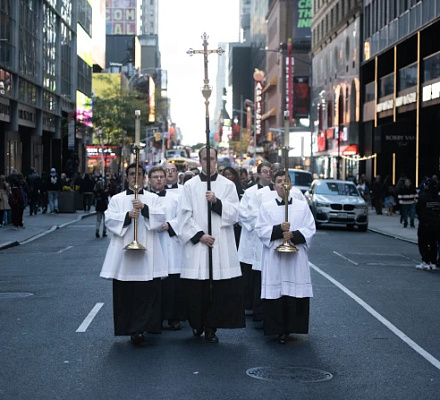 ФОТО: 'Мы должны провозгласить это!': Тысячи людей принимают участие в евхаристической процессии в Нью-Йорке