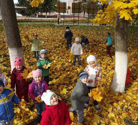 Die Schüler des Kindergartens machten einen Ausflug zum Tempel