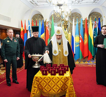 Святейший Патриарх Кирилл освятил нательные кресты для военнослужащих Росгвардии — участников специальной военной операции