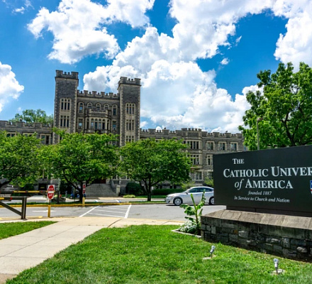 Католический университет Америки сокращает штатные должности, чтобы решить проблему дефицита бюджета в 30 миллионов долларов