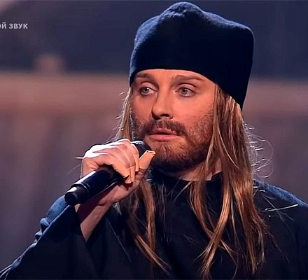 Die Kirche verurteilte die Aufführung von Elena Vaenga in Form eines Mönchs