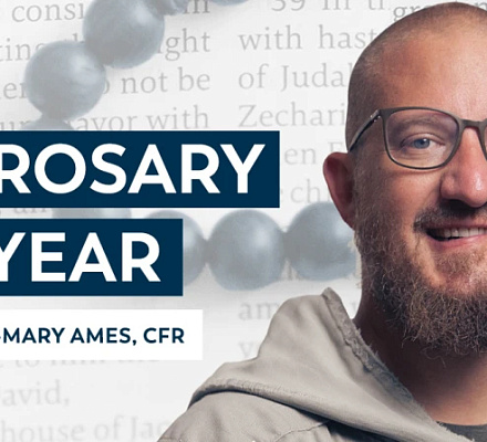 Католический священник надеется, что новый подкаст "Розарий за год" укрепит "мышцы молитвы