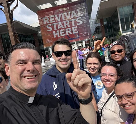 Модель испаноязычного служения США в Майами: взгляд изнутри с отцом Рафаэлем Капо