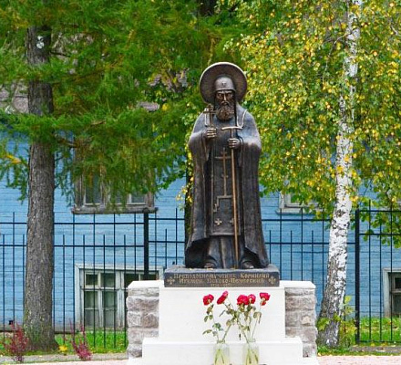 Памятник преподобномученику Корнилию Псково-Печерскому в Печорах